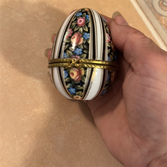 Vintage EGG TRINKET CONTAINER - Picture 5 of 8